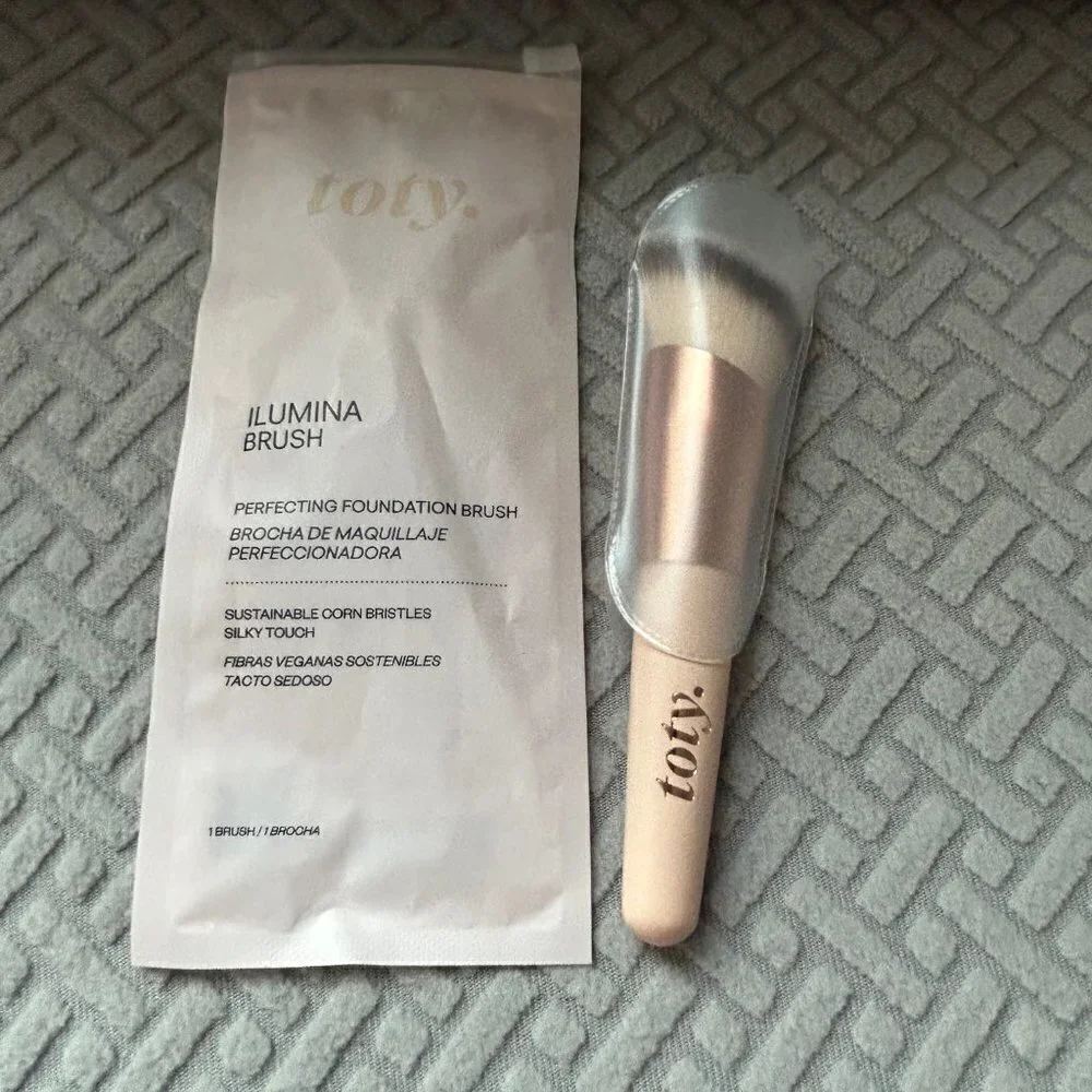 SOFIA VERGARA toty Ilumina CC Creamy Compact Brush NIP